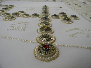 Белый шитье жемчугом с серебрянными дробницами